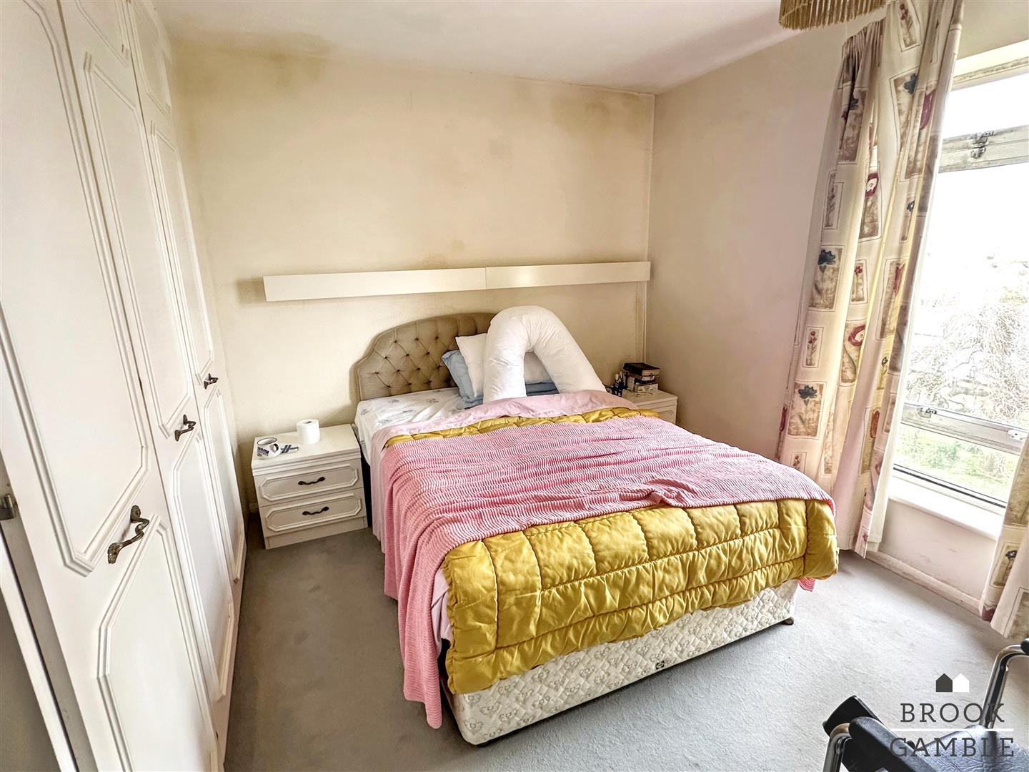 3 Bedroom Flat. St. Johns Road in Eastbourne,  13